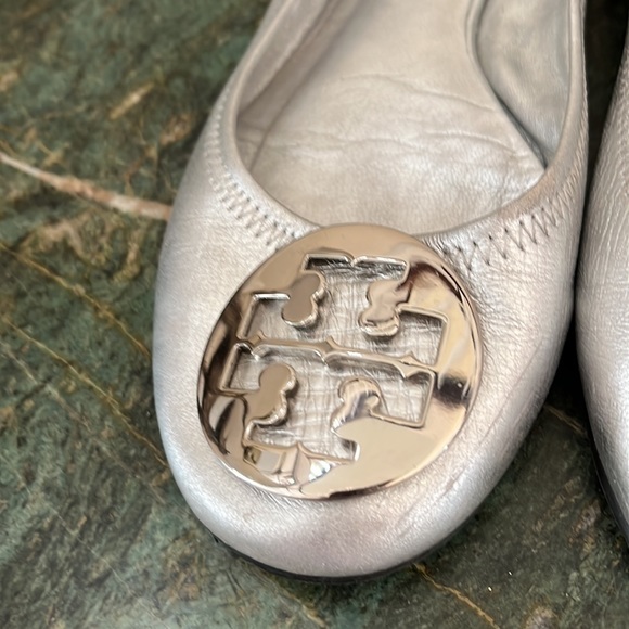 Tory Burch Whipstich Trim Silver Ballet Flats - Size 6.5 - Picture 4 of 12